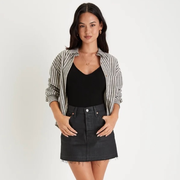 NWT - Levi’s Icon Coated Black Coated (Posh Party) Raw Hem Denim Mini Skirt - Picture 4 of 4